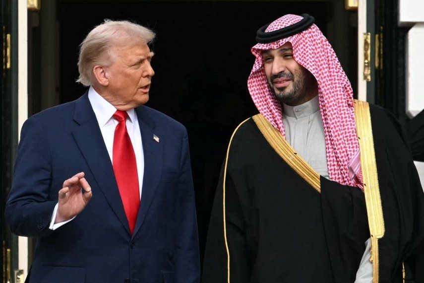 El presidente de Estados Unidos Donald J. Trump dialoga con el príncipe heredero saudita Mohamed bin Salmán en la Casa Blanca.