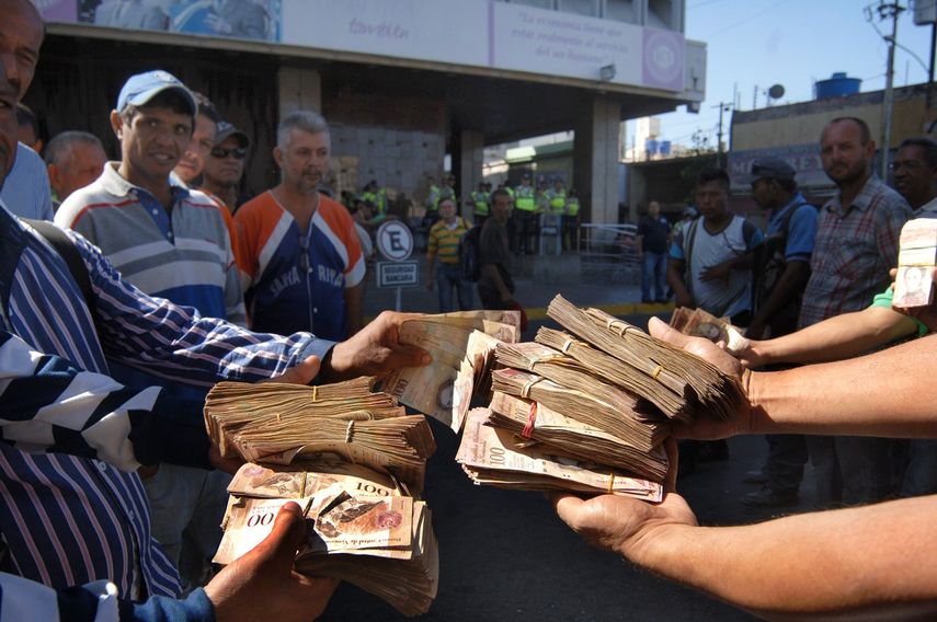 Los venezolanos cumplen con la decisión del gobierno de retirar de circulación los billetes de 100 bolívares.