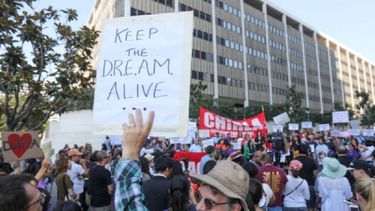 Tanto la demanda de Nueva York como la de San Francisco sostienen que la decisión de Trump de revocar DACA viola la ley federal de procedimientos administrativos.