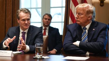 El presidente ejecutivo de Bank of America, Brian Moynihan (izq.),  en una reunión con el presidente Donald Trump.  