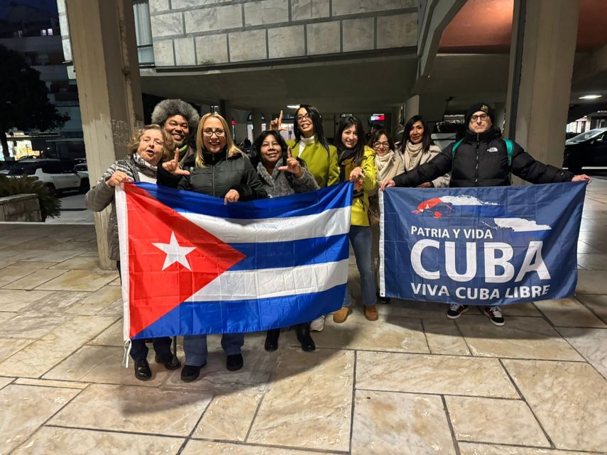 estuvieron presentes Andrea Bezze, Yadira Companoni, Sayde Chaling Chong, Cristina Rocchi y Milagros Falcón, entre otros ciudadanos hispanoamericanos y militantes de la Liga