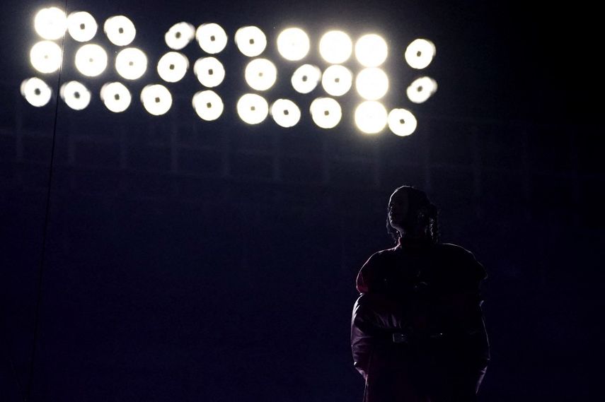 La cantante barbadense Rihanna se presenta durante el espectáculo de medio tiempo del Super Bowl LVII entre los Kansas City Chiefs y los Philadelphia Eagles en el State Farm Stadium en Glendale, Arizona, el 12 de febrero de 2023.