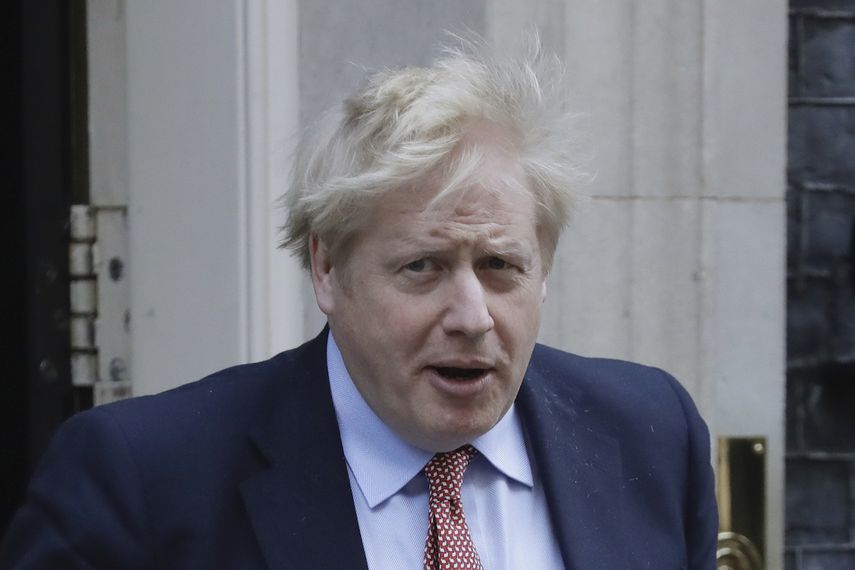 En esta imagen de archivo, tomada el 25 de marzo de 2020, el primer ministro de Gran Breta&ntilde;a, Boris Johnson, sale de su residencia oficial, en el 10 de Downing Street, para acudir a la C&aacute;mara de los Comunes, en Londres.&nbsp;