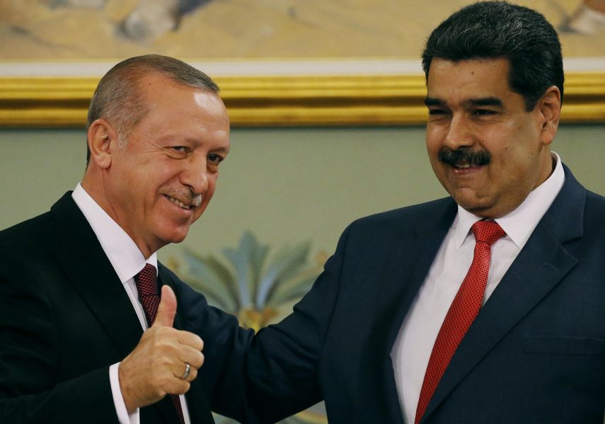 El presidente turco Recep Tayyip Erdogan junto al dictador Nicolas Maduro en una ceremonia en el Palacio de Miraflores, el 3 de diciembre de 2018.&nbsp;