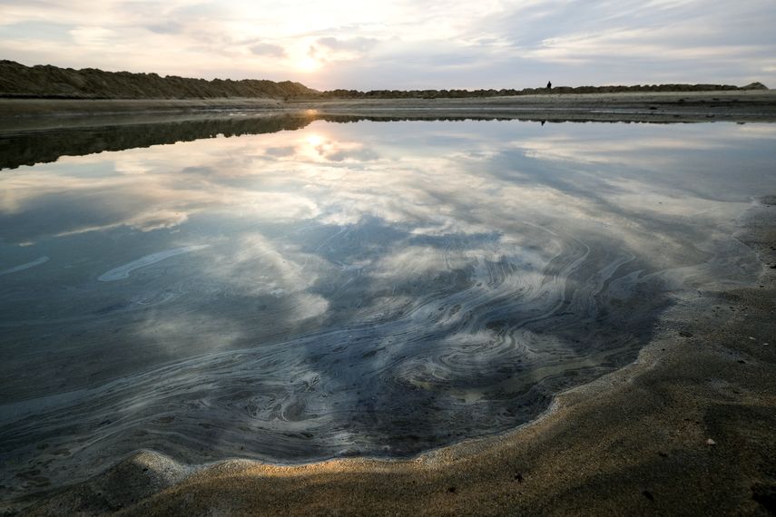 El petróleo flota sobre la superficie del agua tras un vertido en Huntington Beach, California, el 4 de octubre de 2021.&nbsp;