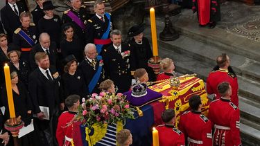 Sofía y Juan Carlos I de España se encuentran con el rey Felipe VI de España y la reina Letizia de España mientras se coloca el ataúd cerca del altar en el funeral de estado de la reina Isabel II, celebrado en la Abadía de Westminster, en Londres, el 19 de septiembre de 2022.  