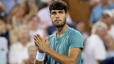 El español Carlos Alcaraz celebra luego de superar al alemán Alexander Zverev en las semifinales del Masters 1000 de Cincinnati, el 16 de agosto de 2025.