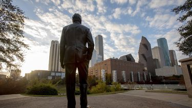 Imagen de una estatua del expresidente George H. W. Bush cerca de la Biblioteca Presidencial en Texas.