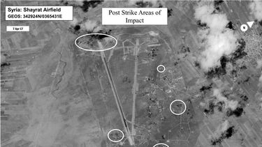 Fotografía facilitada por la Oficina de la Secretaría de Defensa (OSD) que muestra una evaluación de los daños tras el bombardeo estadounidenses en el campo de aviación de Shayrat,&nbsp;Siria, el 7 de abril de 2017.&nbsp;