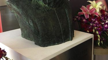 El Instituto Cervantes de&nbsp;Pekín inauguró un busto en bronce dedicado al autor del Quijote, obra del escultor Yuan Xikun.