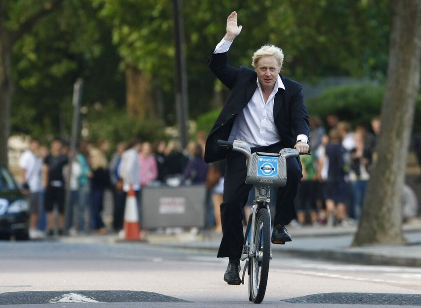 Boris Johnson saluda a la gente el 30 de julio del 2010 cuando, siendo alcalde de Londres, lanzó una iniciativa para promover el uso de bicicletas.&nbsp;