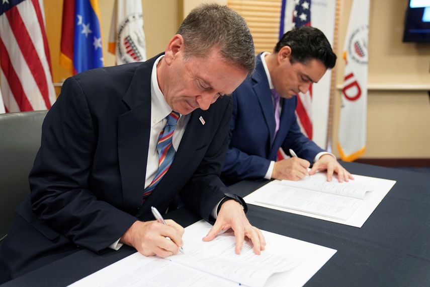 El administrador de USAID, Mark Green (izq.) y el embajador de Venezuela en EEUU, Carlos Vecchio, en el momento de la firma de&nbsp;un&nbsp;acuerdo.