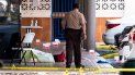 Se ve un cadáver cerca de las puertas de un salón de banquetes que fue alquilado para un concierto después de que tres hombres armados mataron a dos personas e hirieron al menos a 20 personas en un área cercana a Hialeah, el 30 de mayo de 2021 Se ve un cadáver cerca de las puertas de un salón de banquetes que fue alquilado para un concierto después de que tres hombres armados mataron a dos personas e hirieron al menos a 20 personas en un área cercana a Hialeah, el 30 de mayo de 2021