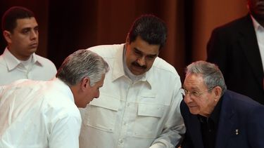 Miguel Díaz-Canel, nuevo gobernante cubano, junto al mandatario venezolano Nicolás Maduro y a Raúl Castro, en La Habana, Cuba, en diciembre de 2017.