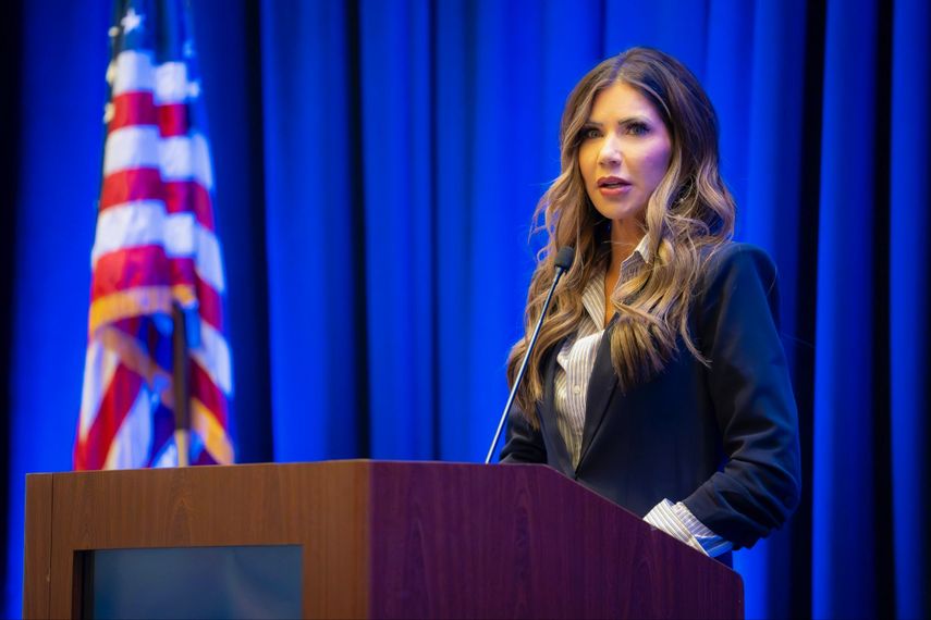 La secretaria del DHS, Kristi Noem, durante la Cumbre de Seguridad Nacional de 2025.