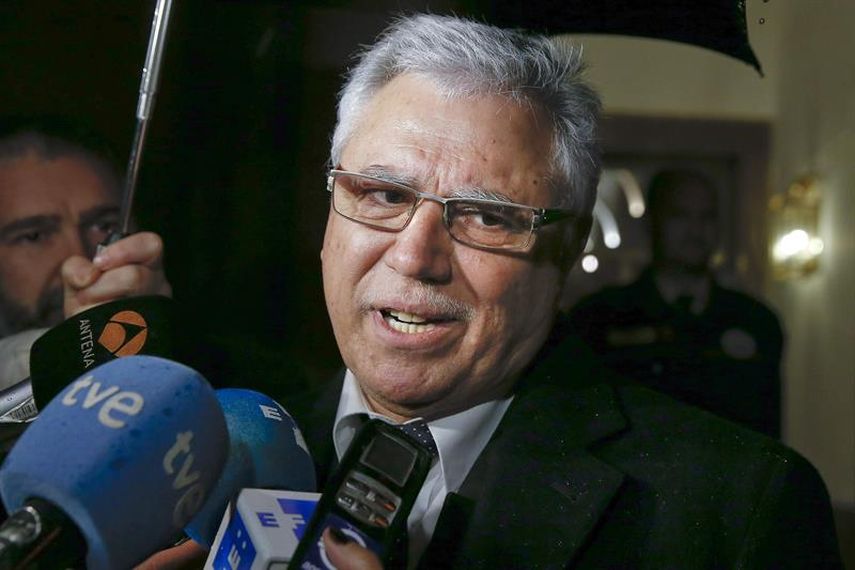 El encargado de negocios de Venezuela en Madrid, Julio García Jarpa, atiende a la prensa a su salida del Palacio de Santa Cruz, en Madrid, donde el secretario de Estado para la Cooperación e Iberoamérica, Jesús Gracia, le trasladó el enorme malestar de