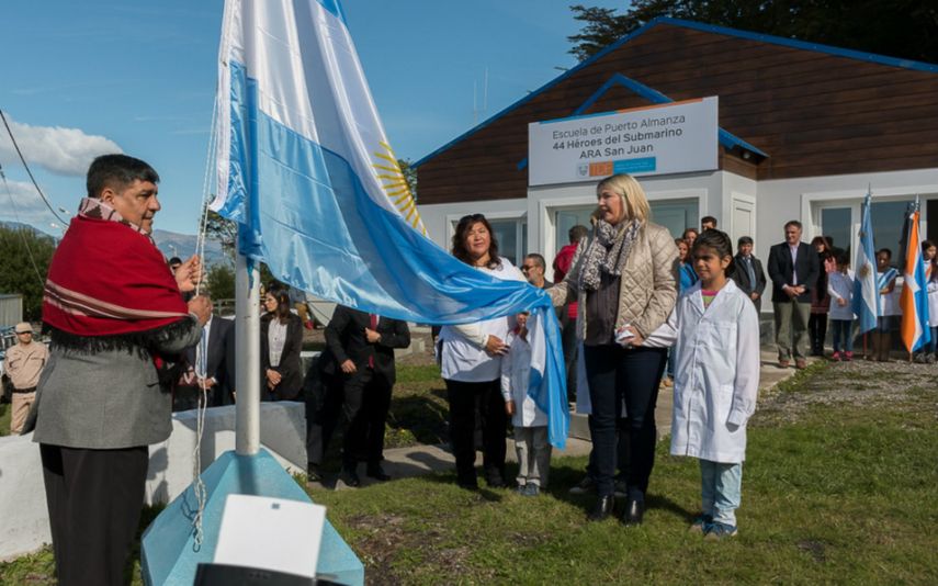 La escuela inaugurada en presencia de la gobernadora de Tierra del Fuego, Rosana Bertone, recibirá a hijos de pescadores y artesanos de la zona.