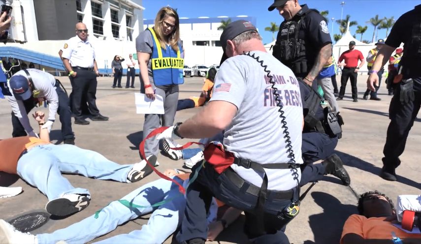 Equipos de bomberos atienden a la víctimas. Equipos de bomberos atienden a la víctimas.