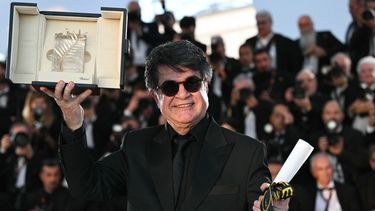 El director, guionista y productor iraní Jafar Panahi posa con el trofeo durante una sesión fotográfica tras ganar la Palma de Oro por la película Un simple accidente durante la ceremonia de clausura de la 78.ª edición del Festival de Cine de Cannes.