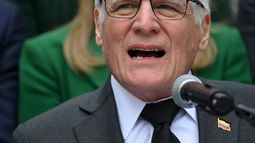 Miguel Uribe Londoño, padre del candidato presidencial colombiano y senador Miguel Uribe, desde el Congreso de Colombia en Bogotá el 26 de agosto de 2025.