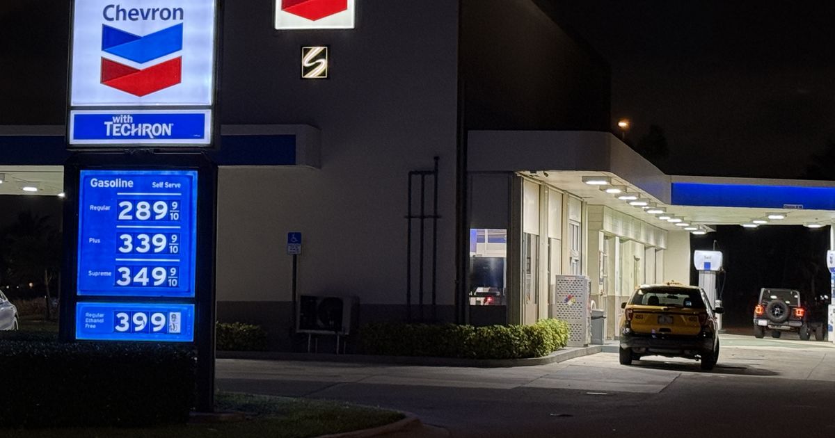 Gasolina en Florida se sitúa en $2.92 por galón tras semana de fuertes altibajos, según AAA