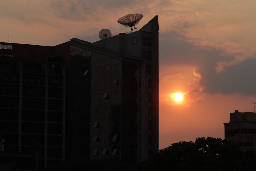 Vista de un edificio a oscuras durante un nuevo apagón que afecta a la nación caribeña desde el lunes.&nbsp;