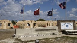 En esta foto revisada por oficiales militares de EEUU, las banderas ondean frente a las tiendas de Camp Justice en la Base Naval de la Bahía de Guantánamo, Cuba, el 18 de abril de 2019.&nbsp;
