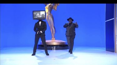 En esta imagen de video emitida el domingo 19 de septiembre de 2021 por la Academia de la Televisión, Cedric the Entertainer conduce la ceremonia de los premios Emmy en Los Angeles.&nbsp;