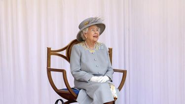 La reina Isabel II de Gran Bretaña observa flechas rojas en el cielo para celebrar su cumpleaños oficial en el Castillo de Windsor, en Windsor, Inglaterra, el sábado 12 de junio de 2021.&nbsp;