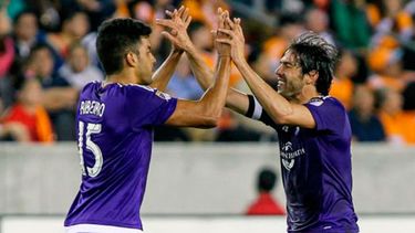 Ribeiro celebró con su compatriota Kaká (AP)