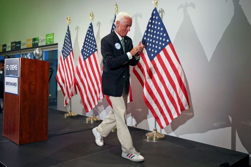 El candidato demócrata a gobernador de Florida, Charlie Crist, a su salida de un evento de unidad del partido en Tamarac, Florida, el 25 de agosto del 2022.&nbsp;