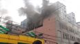 Cuatro días después de iniciado el siniestro, los bomberos no logran acceder a los contenedores que están en la parte superior del centro comercial Las Malvinas, en Lima, Perú.