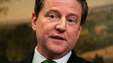 El abogado de la Cámara de Representantes, Don McGahn, escucha al presidente de los Estados Unidos, Donald J. Trump, hablar sobre su cancelación de la cumbre en Singapur con el norcoreano Kim Jong Un en la Sala Roosevelt de la Casa Blanca en Washington, DC, EEUU, el 24 de mayo de 2018.&nbsp;