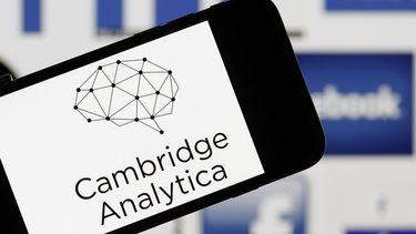 La empresa británica de análisis Cambridge Analytica obtuvo datos privados de algunos usuarios de la red social Facebook.
