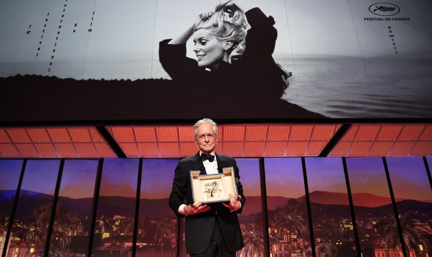 El actor estadounidense Michael Douglas sostiene la Palma de Oro Honorífica del 76º Festival de Cine de Cannes que recibió durante la ceremonia de apertura en Cannes, sur de Francia, el 16 de mayo de 2023.