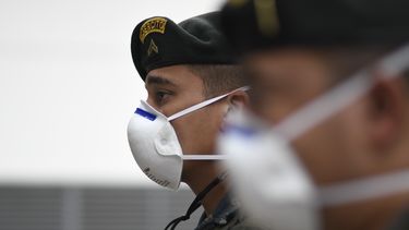 152/5000Los soldados guatemaltecos usan m&aacute;scaras faciales durante la inauguraci&oacute;n de un nuevo centro de atenci&oacute;n para pacientes con COVID-19 en la Ciudad de Guatemala el 20 de julio de 2020.