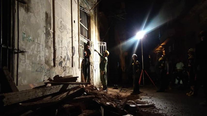 Bomberos en derrumbe en la Habana Vieja