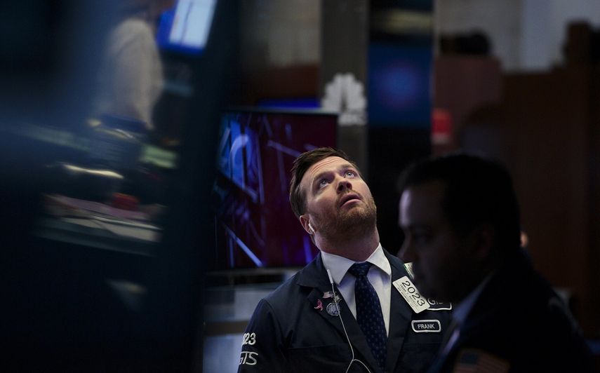 Corredores reaccionan durante el cierre de la Bolsa de Wall Street, en Nueva York.