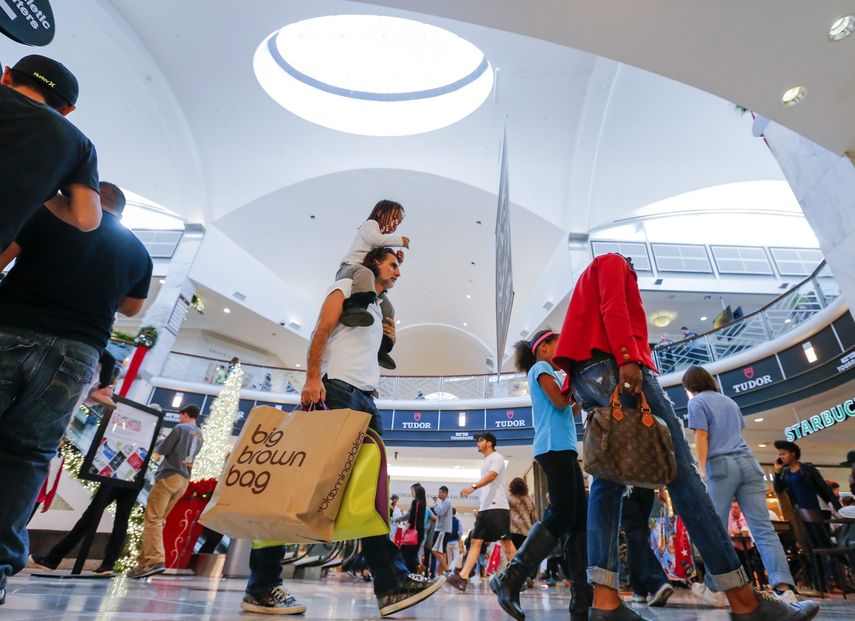 Miles de compradores acuden a los centros comerciales.