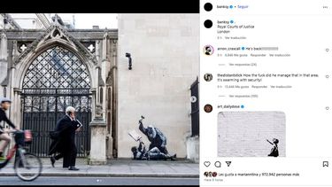 El artista Banky expone un nuevo grafiti a las afueras del Royal Courts of Justice.&nbsp;