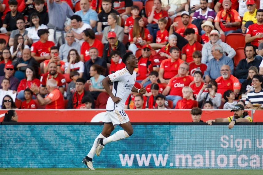 Aurelien Tchouameni del Real Madrid celebra tras anotar el primer gol de su equipo en el encuentro ante el Mallorca en la liga española el sábado 13 de abril del 2024.&nbsp;
