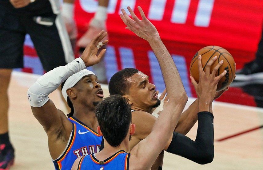 Victor Wembanyama # 1 de los San Antonio Spurs supera a Shai Gilgeous-Alexander # 2 del Oklahoma City Thunder en la primera mitad del tercer partido de los playoffs de la NBA de las Finales de la Conferencia Oeste en el Frost Bank Center el 22 de mayo de 2026 en San Antonio, Texas.