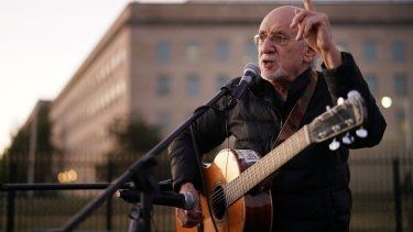 Peter Yarrow habla en Arlington, Virginia, sobre la protesta de 1967 en el Pentágono, durante una vigilia que marcó el 50 aniversario del hecho histórico.&nbsp;
