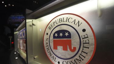 El logo del Comité Nacional Republicano en el Coliseo North Charleston, Carolina del Sur.