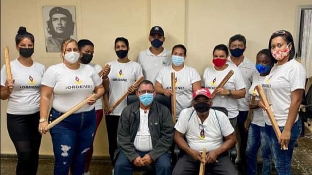 Grupúsculos castristas ensayan con palos para reprimir a manifestantes el 15N Grupúsculos castristas ensayan con palos para reprimir a manifestantes el 15N