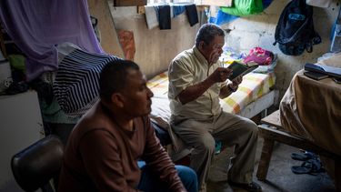 El exiliado nicaragüense Francisco Alvicio, a la derecha, diácono de la Iglesia morava de Nicaragua, reza en una habitación alquilada junto con otros fieles en el exilio y el líder misquito Salomón Martínez Ocampo en San José, Costa Rica, el domingo 22 de septiembre de 2024.&nbsp;