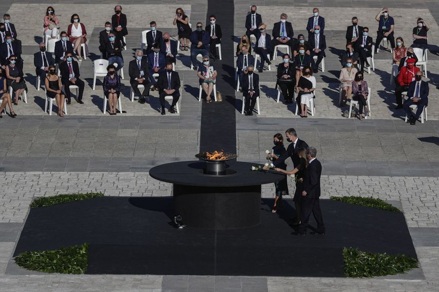 El rey Felipe VI, la princesa Leonor, flanqueados por dos miembros de la sociedad civil, depositan rosas blancas durante un homenaje a las v&iacute;ctimas y los h&eacute;roes de la pandemia del coronavirus en Espa&ntilde;a, en la explanada del Palacio Real, Madrid, Espa&ntilde;a, el 16 de julio de 2020.&nbsp;