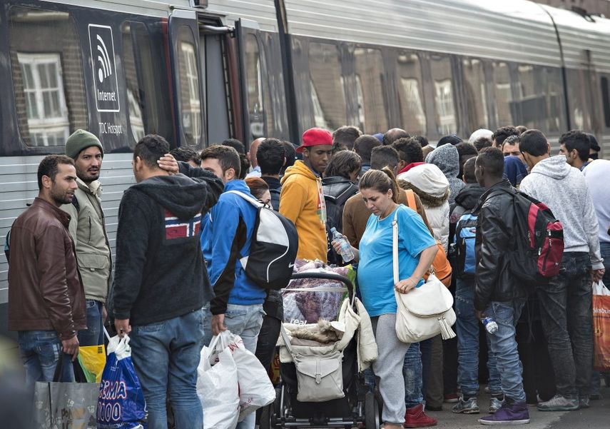 Refugiados, principalmente sirios, toman un tren hacia Suecia en la estación de Padborg en Dinamarca (ARCHIVO/EFE)