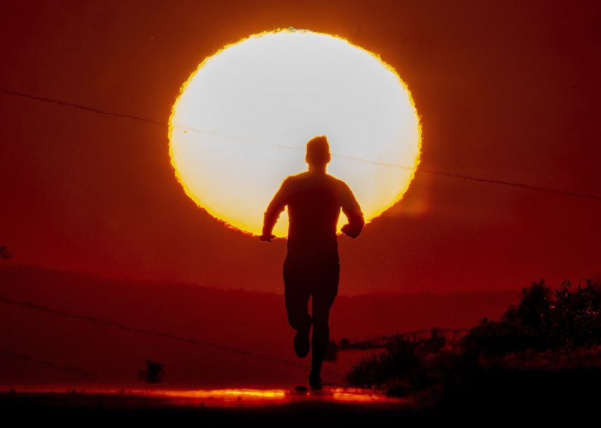 Un hombre corre monte arriba por una estrecha carretera en Fráncfort, Alemania, al amanecer, el 17 de junio de 2022.&nbsp;