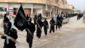 Imagen sin fecha publicada por un sitio web extremista el 14 de enero de 2014 que supuestamente muestra combatientes del grupo Estado Islámico mientras marchan por las calles de Raqa, Siria.  